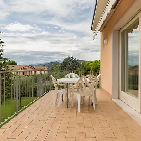 Two Family - Large Garden, View, Shared Pool Vakantiehuis Bardolino