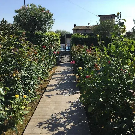 Hébergement de vacances Two Family - Large Garden, View, Shared Pool *
