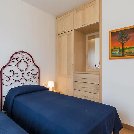 Vakantiehuis Two Family - Large Garden, View, Shared Pool *