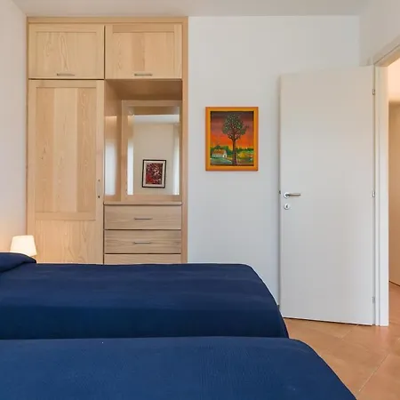 Vakantiehuis Two Family - Large Garden, View, Shared Pool *