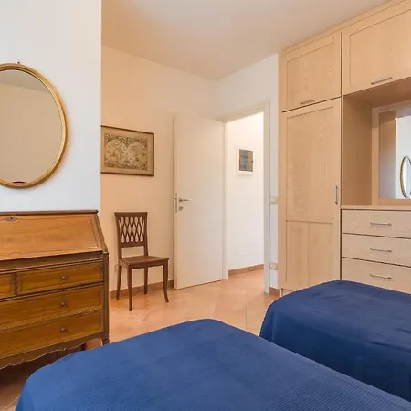 Vakantiehuis Two Family - Large Garden, View, Shared Pool