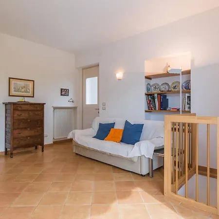 Vakantiehuis Two Family - Large Garden, View, Shared Pool